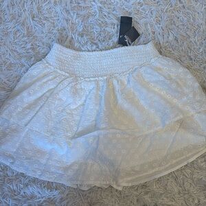 NEW WITH TAGS!!! HOLLISTER MINI WHITE FLORAL AND RUFFLE. SKORT